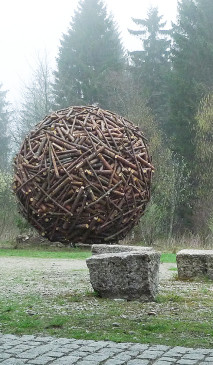 Der Holzmantel als Landmarke, der harmonisch in seine Umgebung eingepasst wirkt.